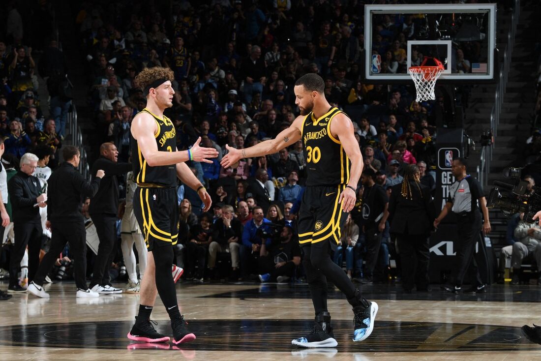 Stephen Curry (30) celebra resultado com Brandin Podziemski (2)