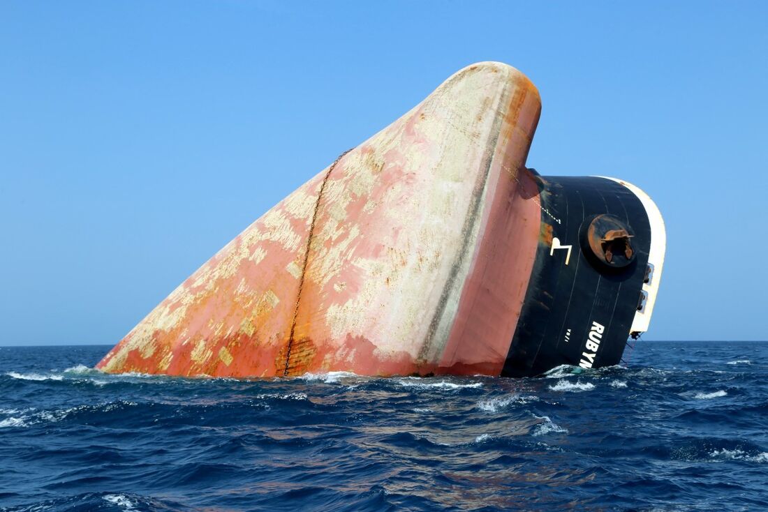 Navio de carga Rubymar parcialmente submerso na costa do Iêmen