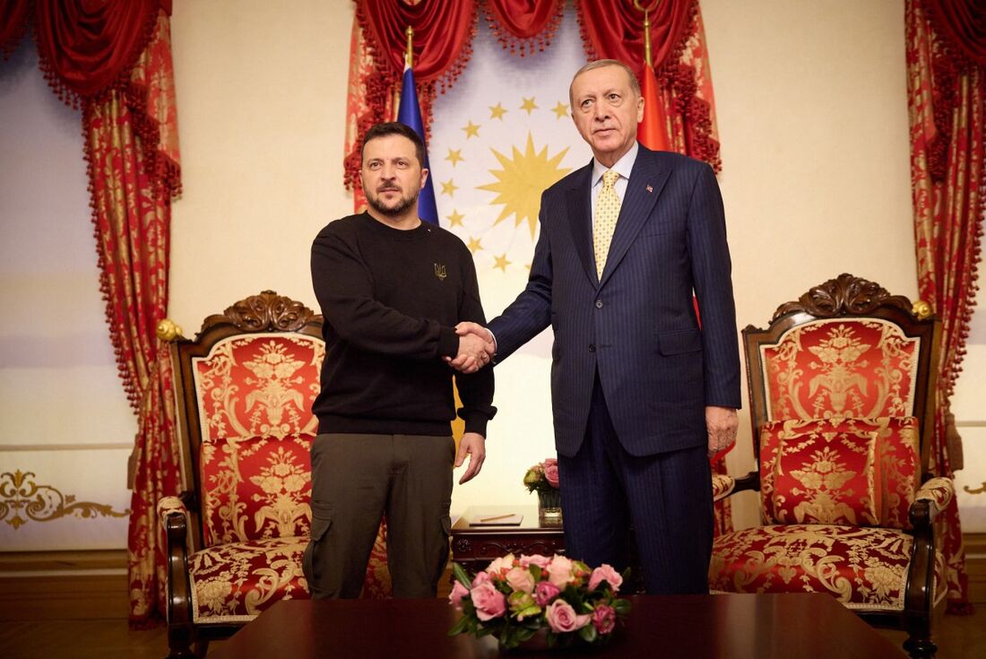 Presidente ucraniano Volodymyr Zelensky e o presidente turco Recep Tayyip Erdogan no escritório presidencial de Dolmabahçe, em Istambul 