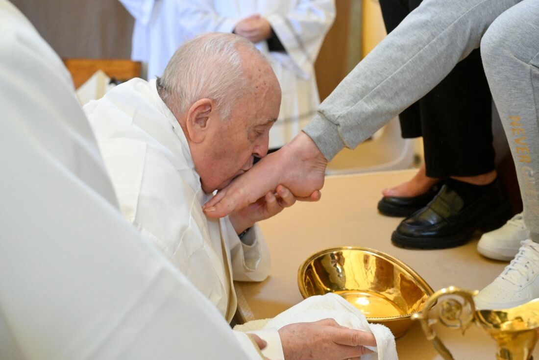 Papa Francisco realizando a "lavagem dos pés" dos presidiários durante uma visita privada à prisão para mulheres de Rebibbia, em Roma