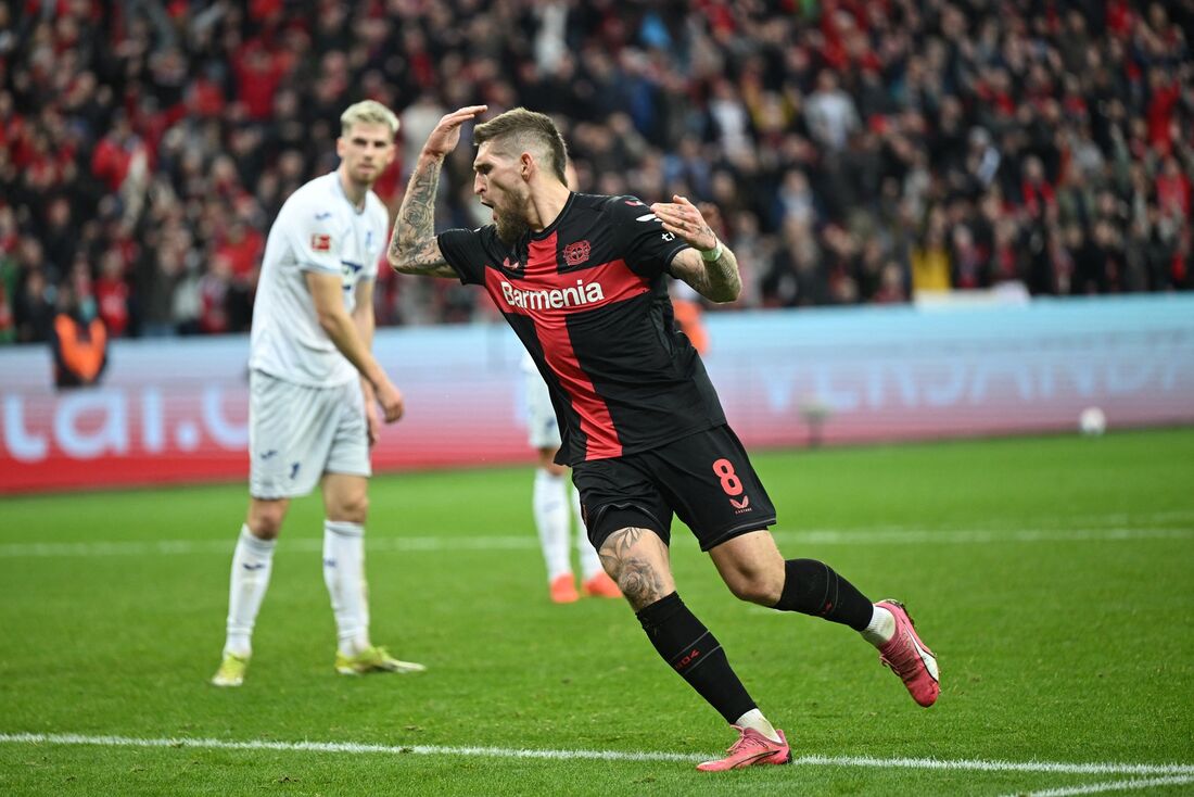 O Bayern de Munique (2&ordm;) foi derrotado em casa pelo Borussia Dortmund (4&ordm;) por 2 a 0 neste sábado (30), pela 27ª rodada do Campeonato Alemão