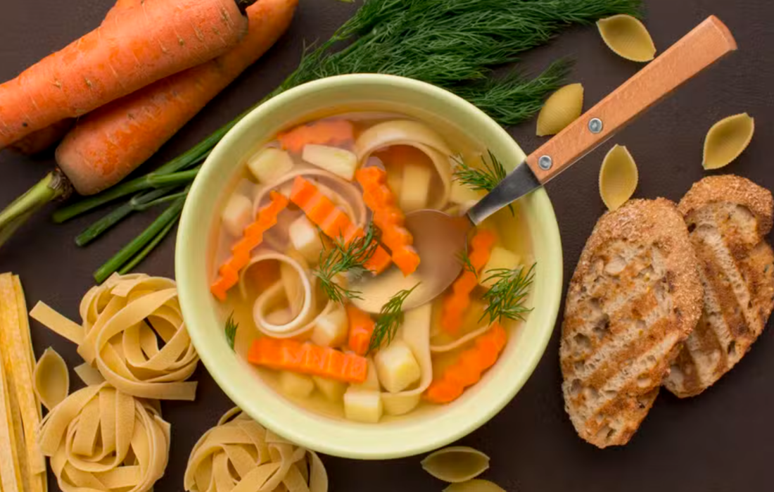 Tomate, cenoura, macarrão e azeite são alguns dos ingredientes da sopa 