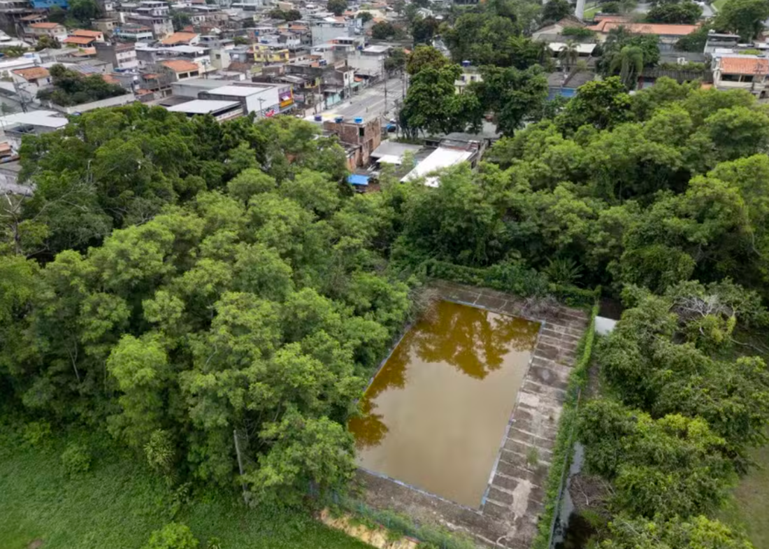 Possíveis focos de dengue. Na foto, Ciep Jornalista Wladmir Herzog, na rua Francisco Portela, Paraíso, São Gonçalo: no local há uma piscina abandonada