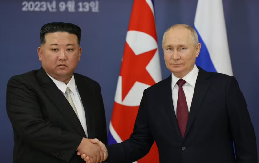 Líder da Coreia do Norte, Kim Jong Un, e presidente da Rússia, Vladimir Putin, apertam as mãos durante reunião no Cosmódromo de Vostochny, no Extremo Oriente russo 