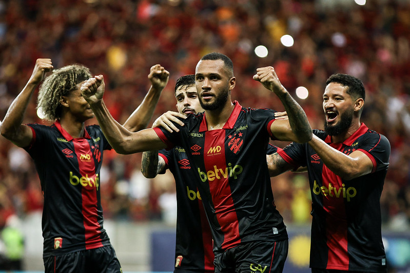 Gustavo Coutinho é celebrado pelos companheiros após marcar pelo Sport