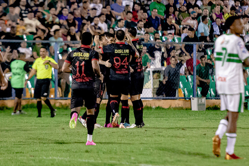 Jogadores do Sport celebram o primeiro gol de Barletta