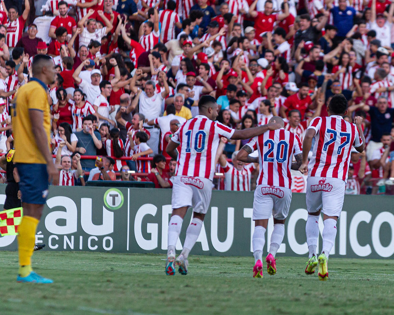 Jogadores do Náutico comemora gol