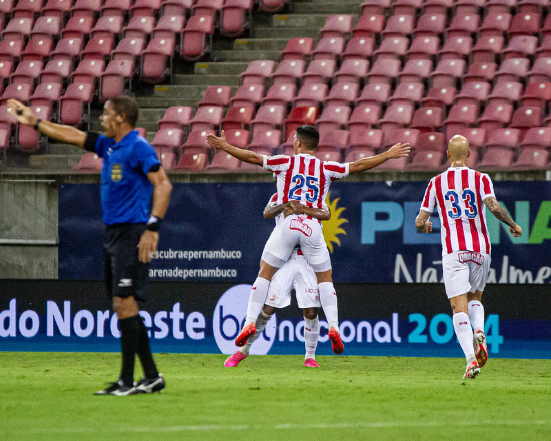 Sousa comemora gol pelo Náutico