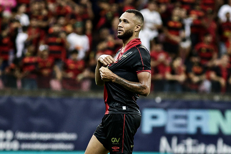 Gustavo Coutinho celebra gol sobre a Juazeirense