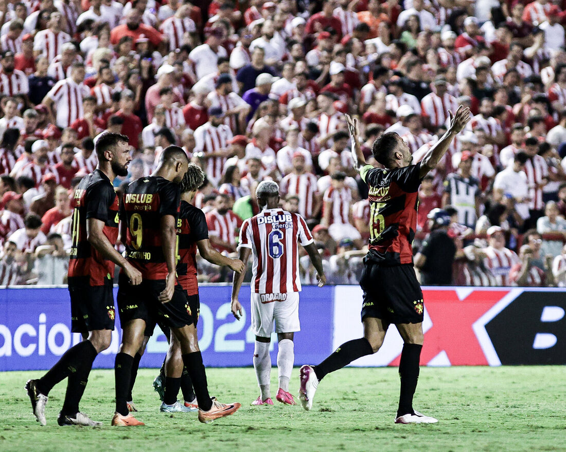 Luciano Castán e Rafael Thyere, dupla de zaga titular do Sport em 2024