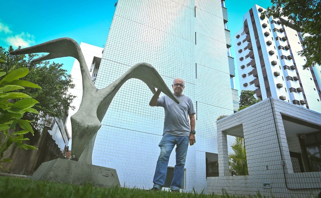 Mont'Elberto teve sua estreia em escultura para área externa em 1981, com Acauã, para prédio na Rua do Futuro, Zona Norte da cidade