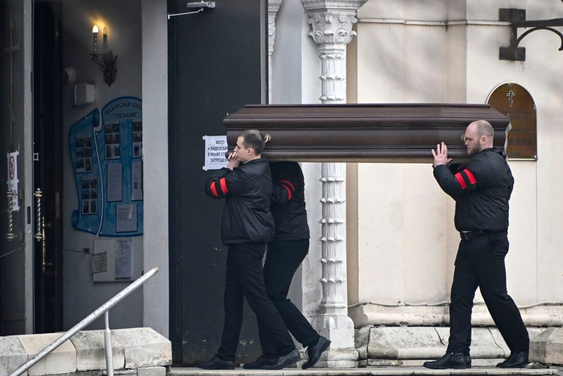 Carregadores do caixão carregam o caixão do falecido líder da oposição russa Alexei Navalny 