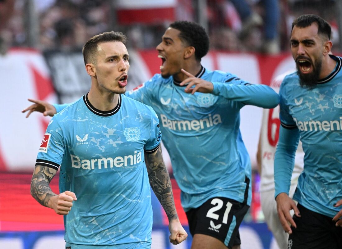 Grimaldo marcou o segundo gol do Bayer Leverkusen na partida