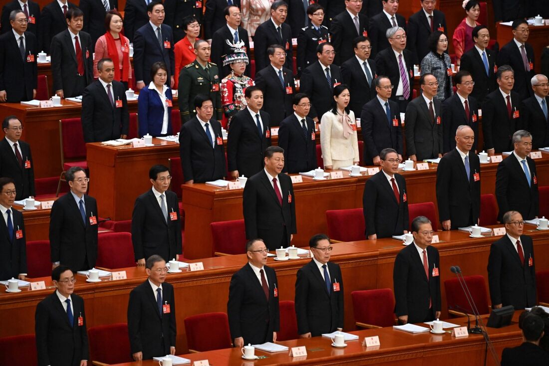 O presidente da China, Xi Jinping (C), canta o hino nacional durante a sessão de abertura da Assembleia Popular Nacional (APN) no Grande Salão do Povo em Pequim, em 5 de março de 2024