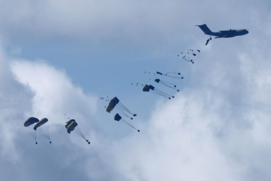 Aviões dos EUA voltam a enviar ajuda alimentar para Gaza