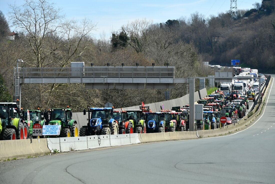 Agricultores franceses bloqueando a fronteira franco-espanhola em Biriatou 