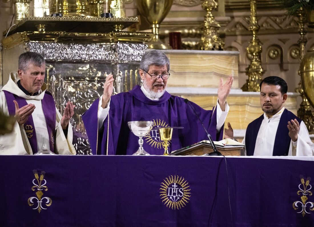 "Oremos todos, todas, todes", pede o padre jesuíta Gonzalo Rosas, que celebra missas pela inclusão de pessoas LGBTQIA+