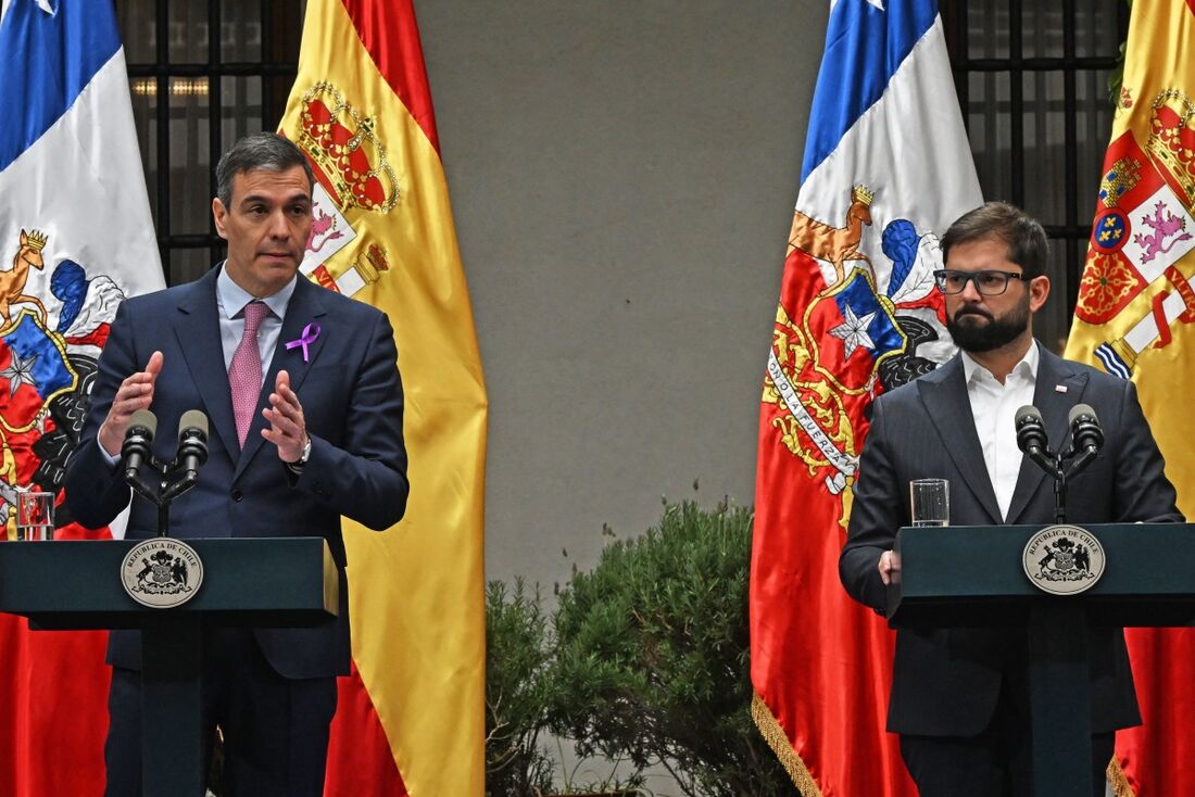 O presidente do Chile, Gabriel Boric, e o primeiro-ministro da Espanha, Pedro Sanchez, falam durante uma coletiva de imprensa