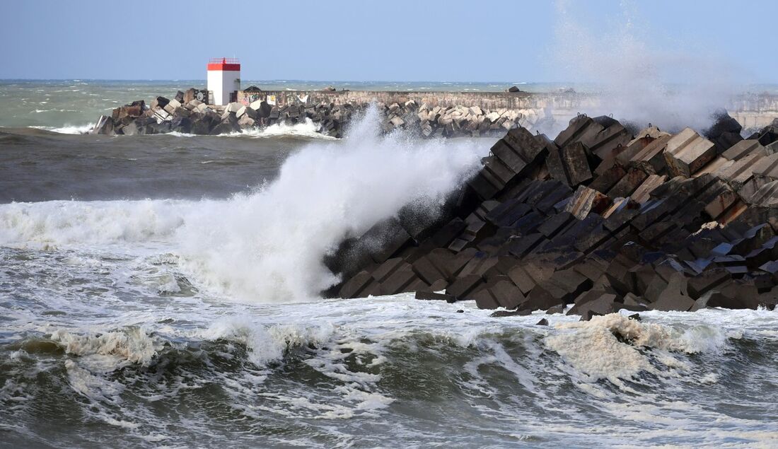 As ondas quebram num paredão enquanto a tempestade Monica atinge a região, em Biarritz, sudoeste da França, em 11 de março de 2024