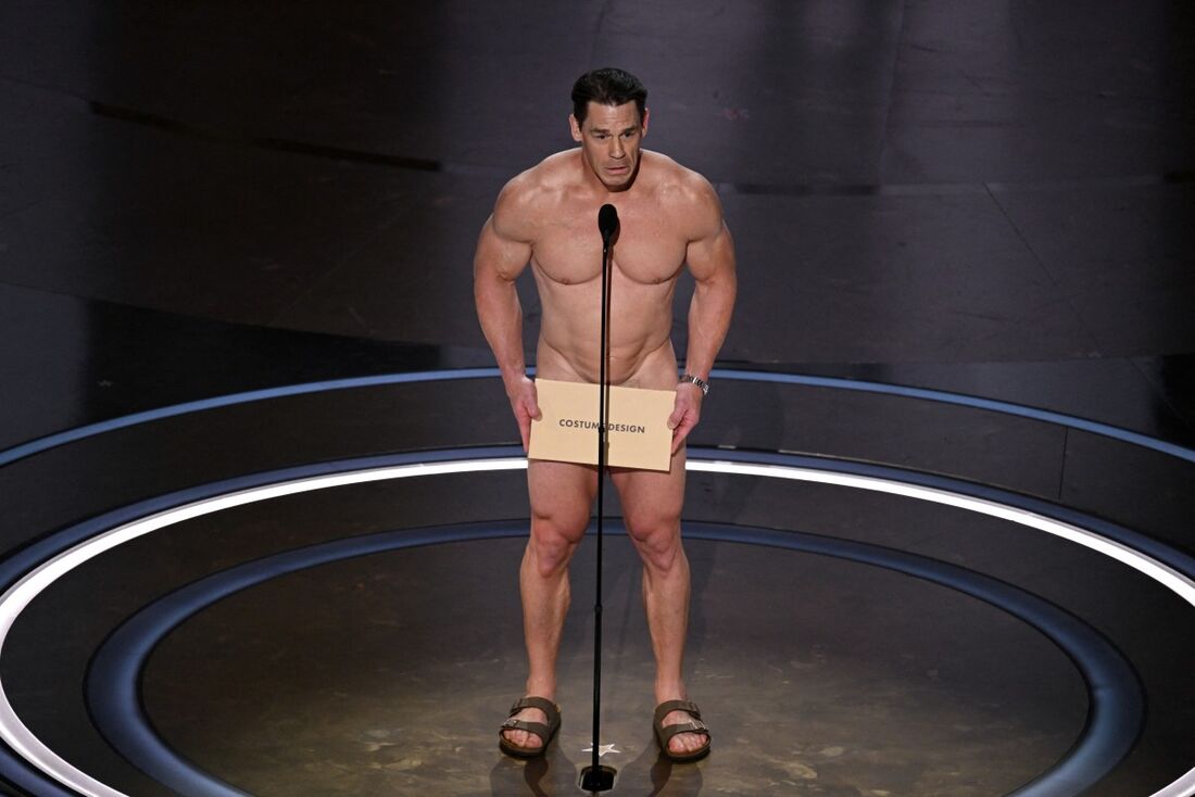 Em brincadeira, John Cena aparece nu no Oscar 2024