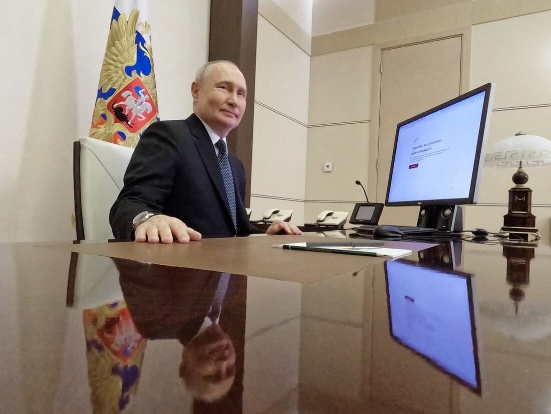 Presidente russo, Vladimir Putin, vota online nas eleições presidenciais