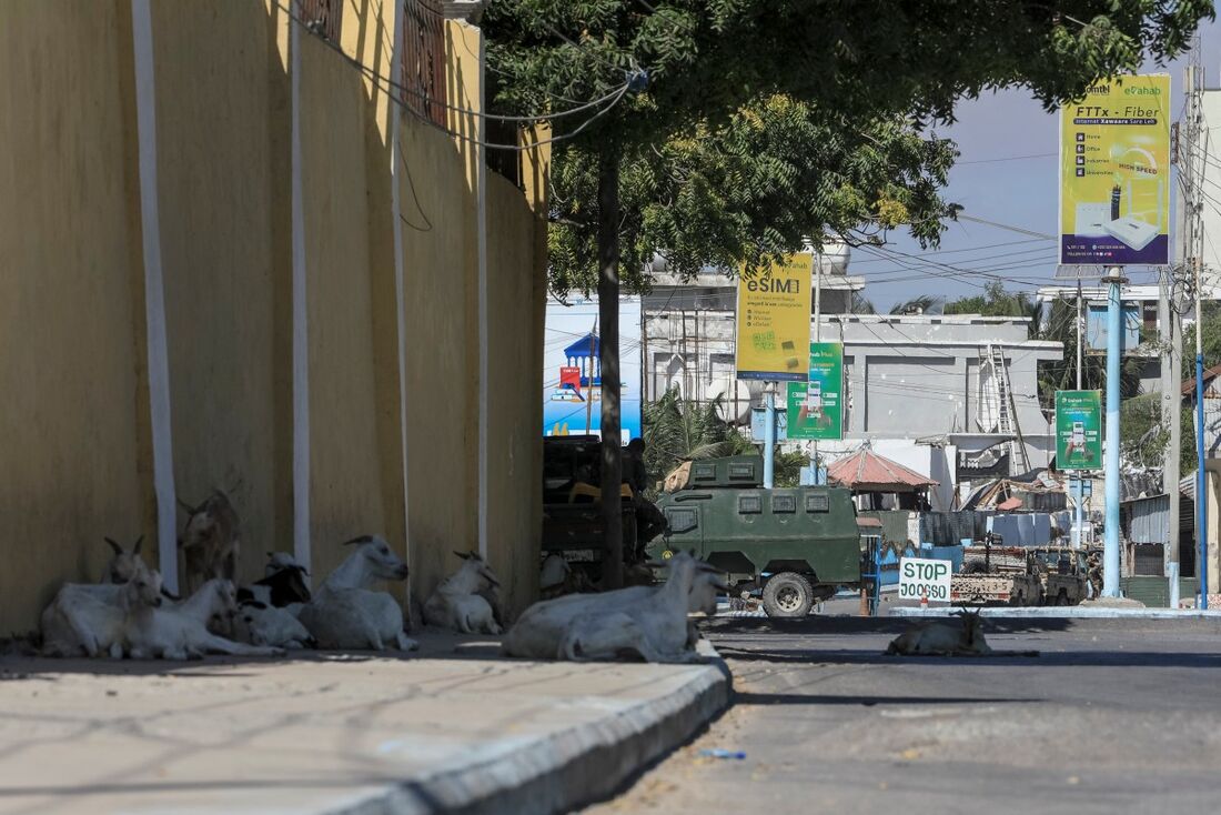 Um veículo blindado de transporte de pessoal (APC) é visto em uma rua perto de um hotel em Mogadíscio