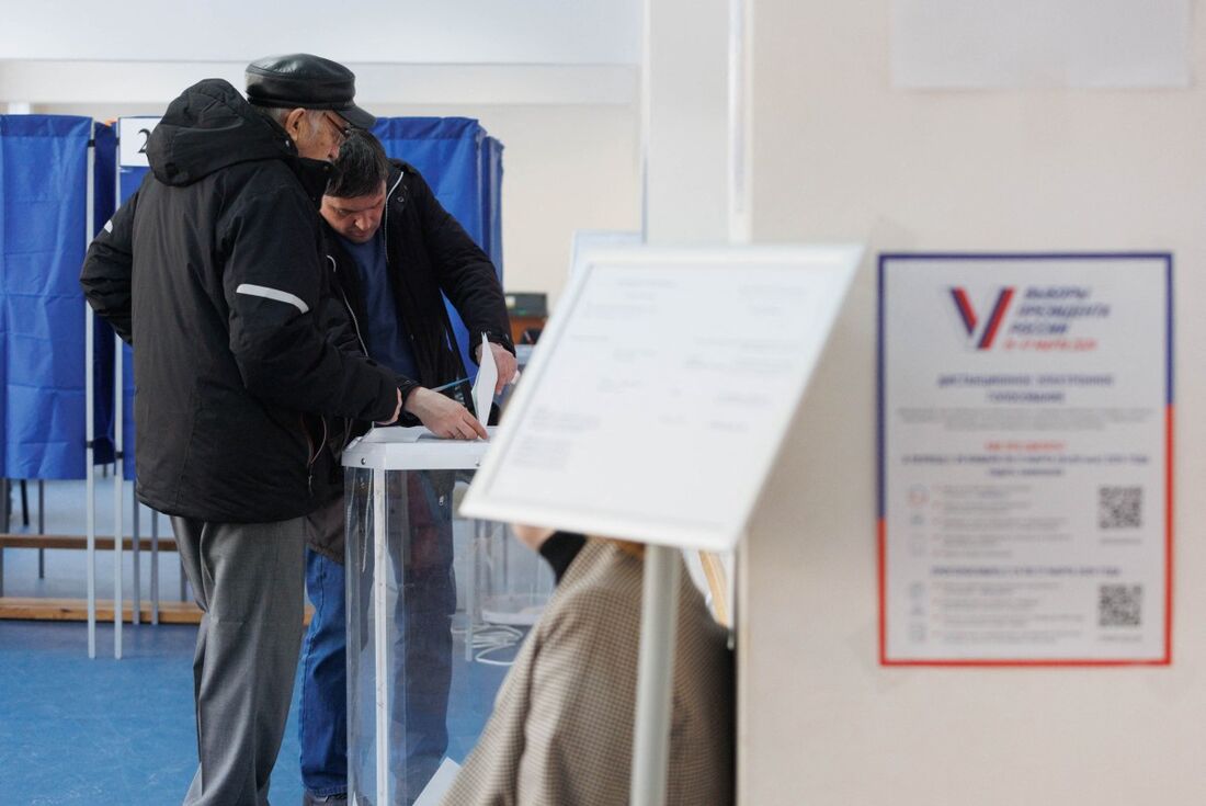 Homens votam nas eleições presidenciais da Rússia em Yekaterinburg