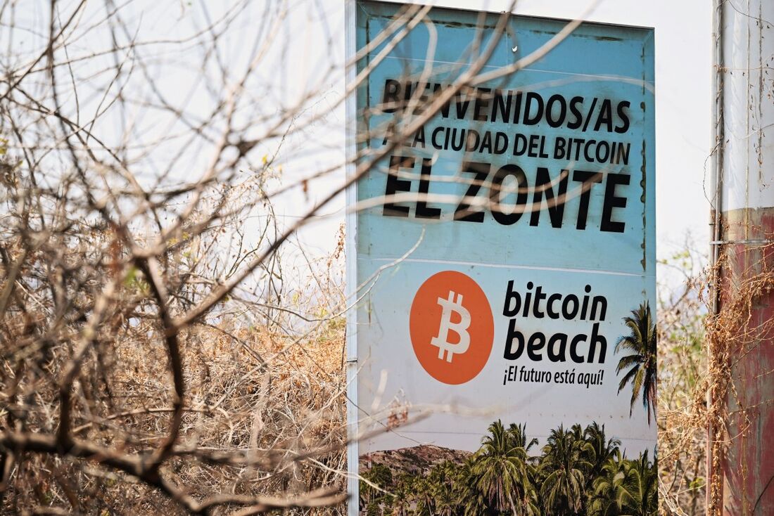 Um banner com símbolos de bitcoin dá as boas-vindas às pessoas na praia de El Zonte, em El Salvador