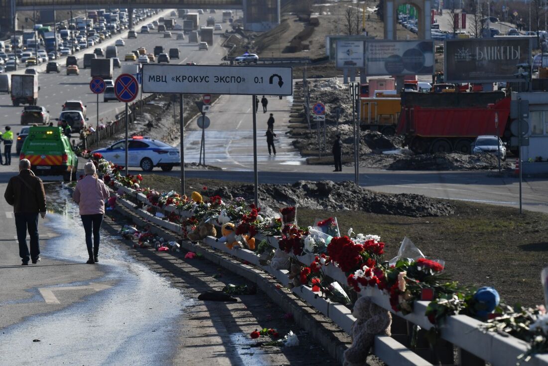 Flores e brinquedos são vistos deixados pela sala de concertos incendiada Crocus City Hall em Krasnogorsk, nos arredores de Moscou