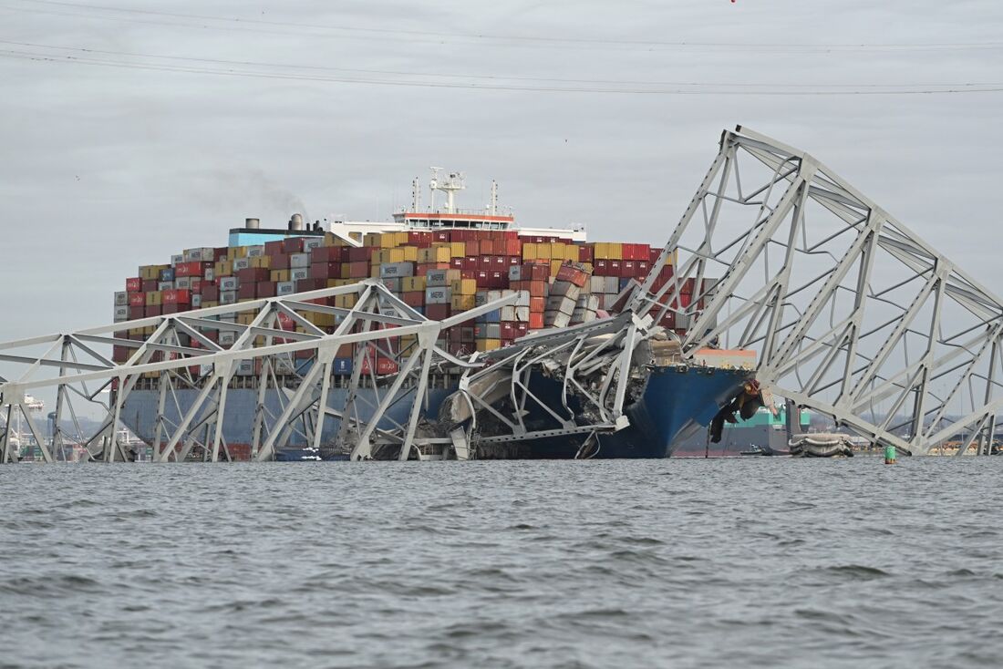 Navio colidiu com uma ponte no porto de Baltimore