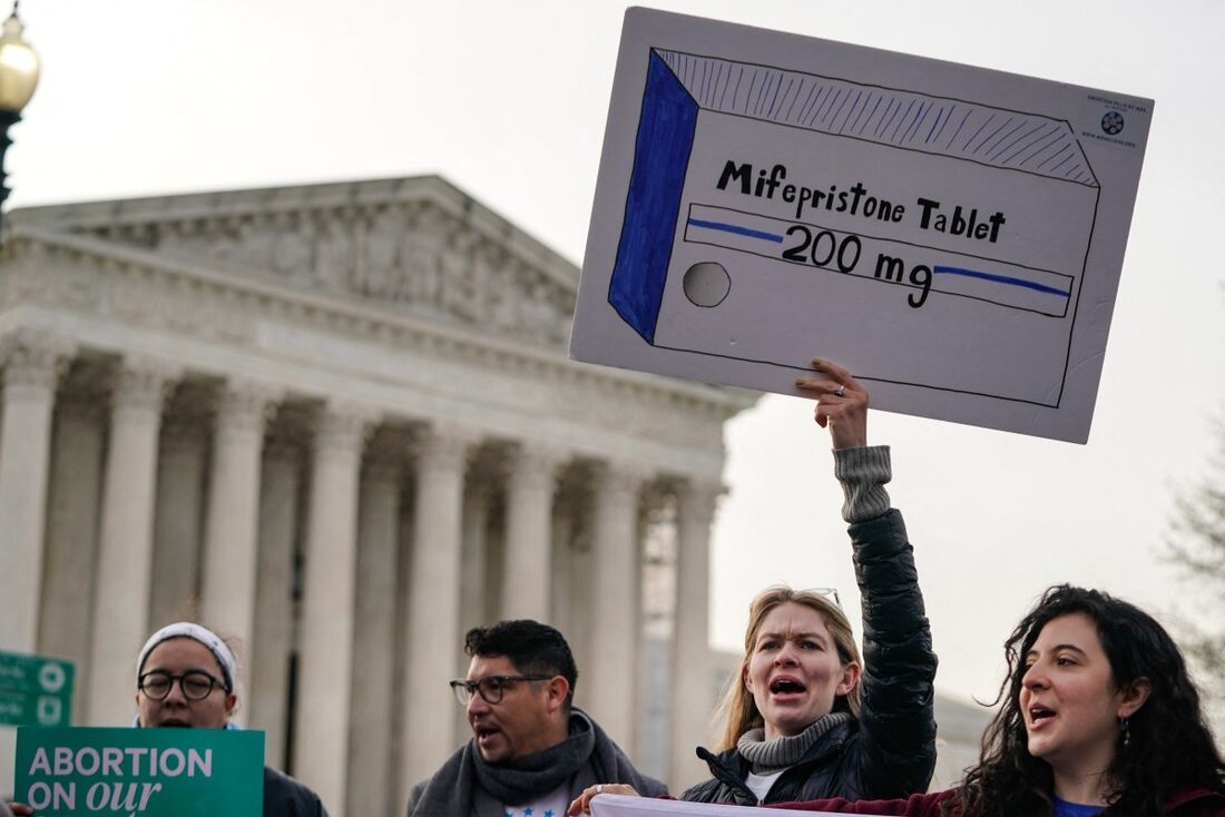 Manifestação de ativistas pelos direitos ao aborto em frente à Suprema Corte dos EUA