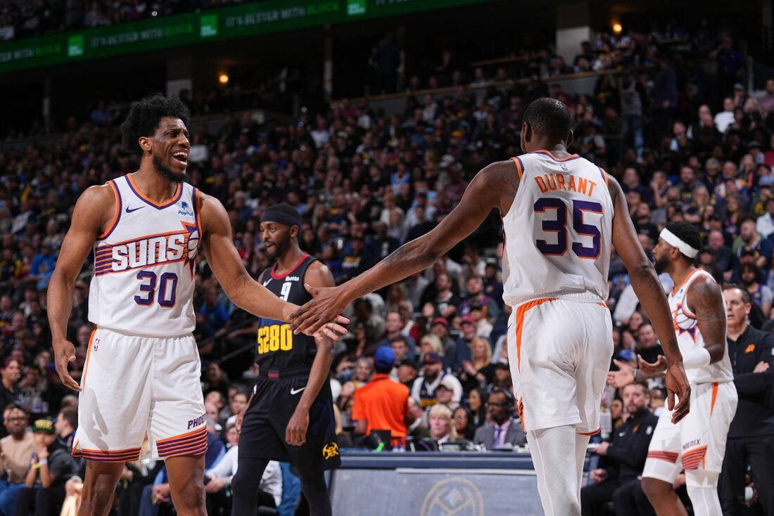 Kevin Durant cumprimenta seu companheiro, Thaddeus Young