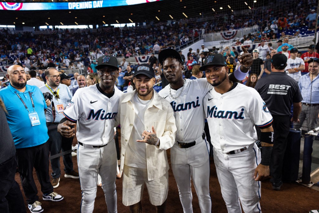 Neymar com atletas do Miami Marlins