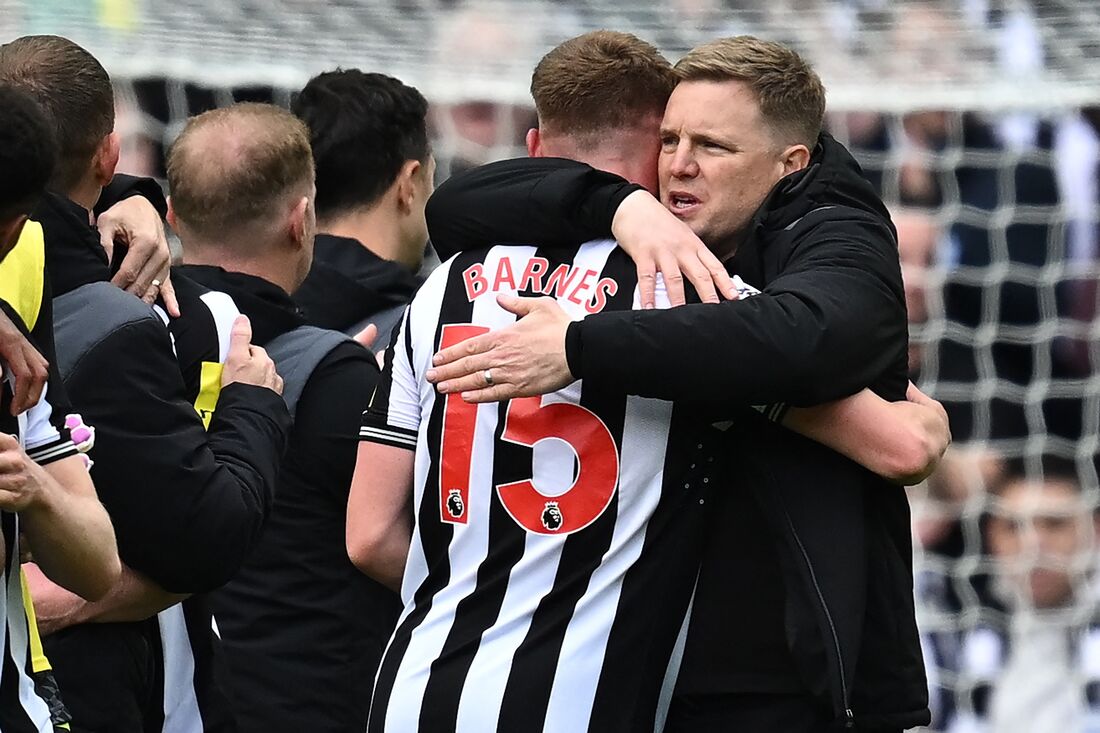 O treinador do Newcastle Newcastle Eddie Howe abraça o meio de campo Harvey Barnes após a vitória do time, de virada