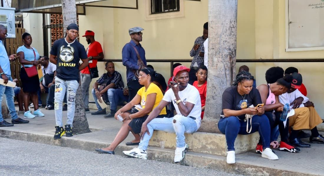 Pessoas diante da embaixada do Haiti em Santo Domingo, na República Dominicana