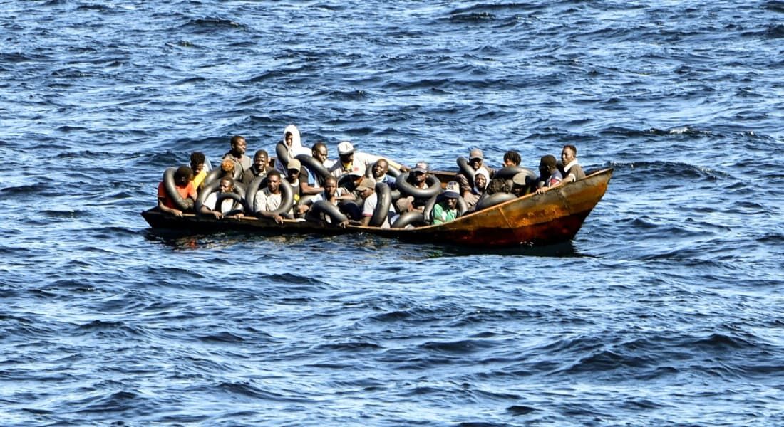 Barco com migrantes africanos tentando chegar à Europa