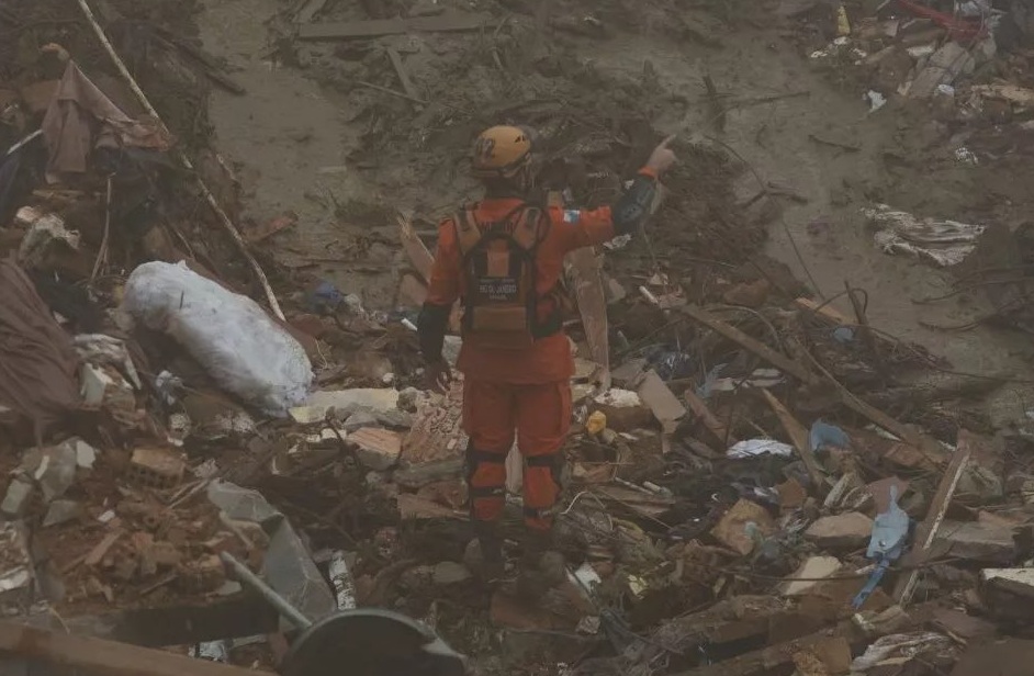 Bombeiro atua em salvamentos durante chuvas no Rio de Janeiro