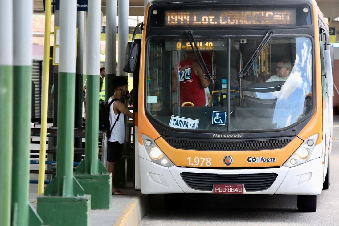 Ônibus em terminal da RMR