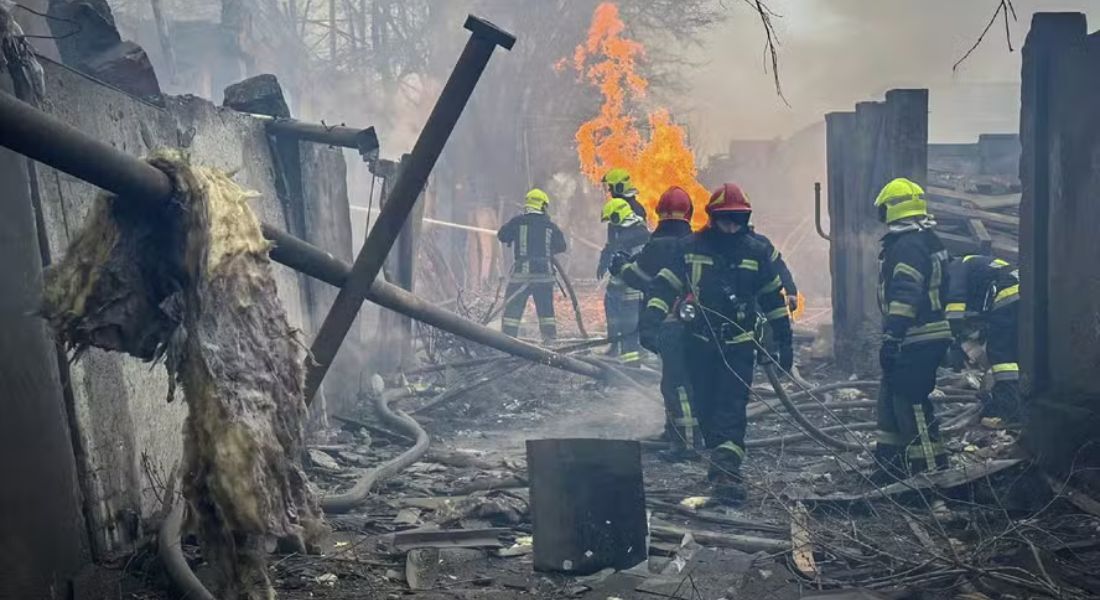 Bombeiros fazem operação de busca em escombros de prédio atingido por mísseis russos em Odessa