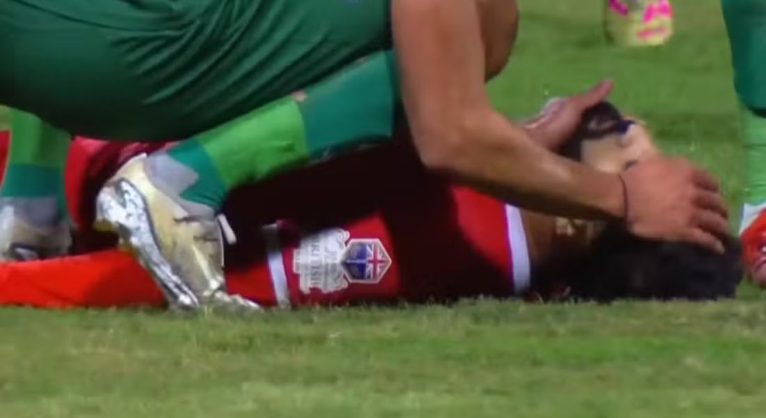 Jogador tem parada cardíaca de uma hora em campo