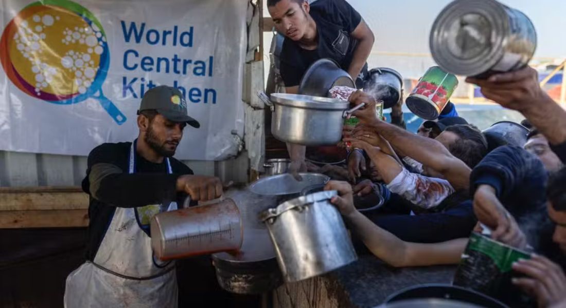 Voluntários do grupo World Central Kitchen na Faixa de Gaza