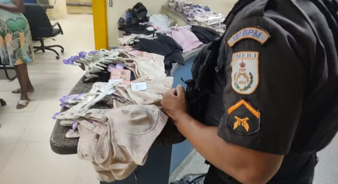 Mercadoria apreendida com adolescente de 15 anos, que teria furtado 167 peças íntimas de loja na Barra