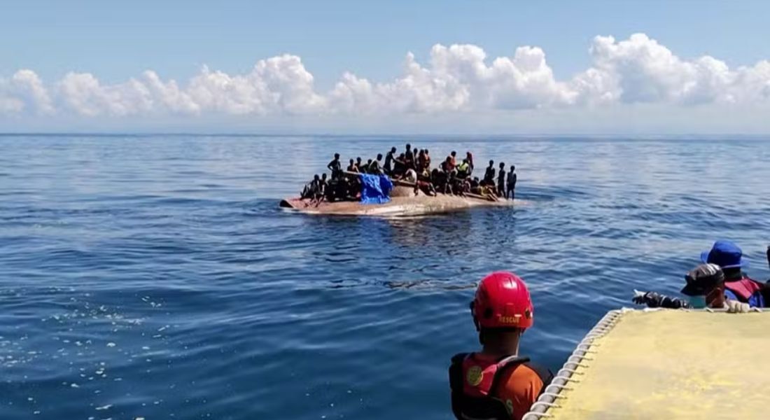 Refugiados rohingya são resgatados no mar após barco virar