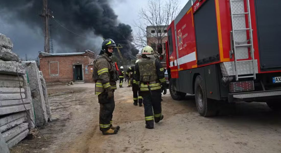 Bombeiros ucranianos combatem incêndio após bombardeio russo em Kharkiv