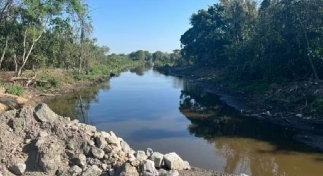 O rio localizado na Avenida Engenheiro Souza Filho, em Rio das Pedras