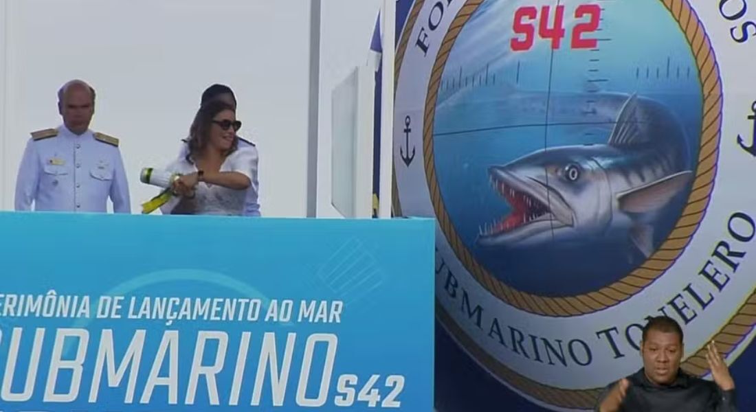 Primeira-dama Janja batiza o submarino Tonelero, em Itaguaí, em evento com Lula e Macron