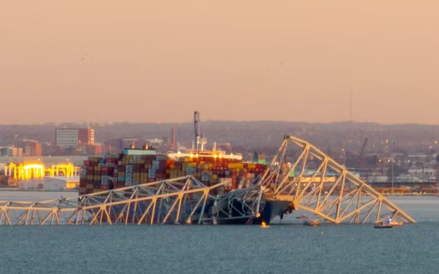 Ponte Francis Scott Key atravessa o porto de Baltimore e foi atingida por um navio