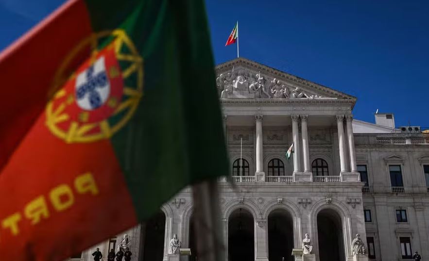 Bandeira de Portugal em frente ao Parlamento 