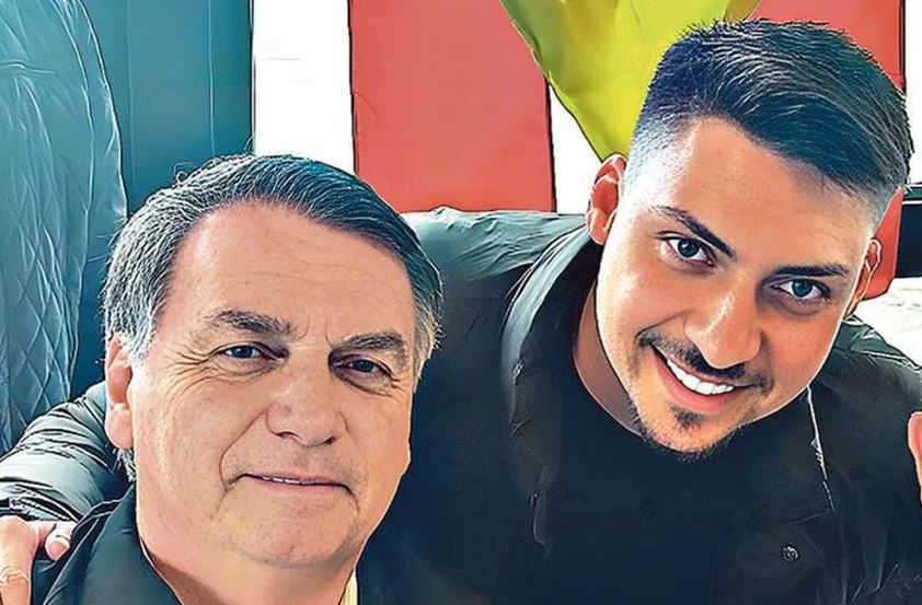 O ex-presidente Jair Bolsonaro ao lado do filho Jair Renan: plano de se candidatar a vereador em SC 