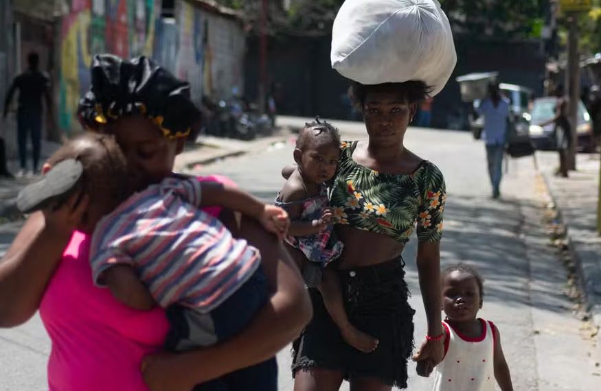 Moradores deixam suas casas enquanto a violência das gangues aumenta em Porto Príncipe, Haiti.